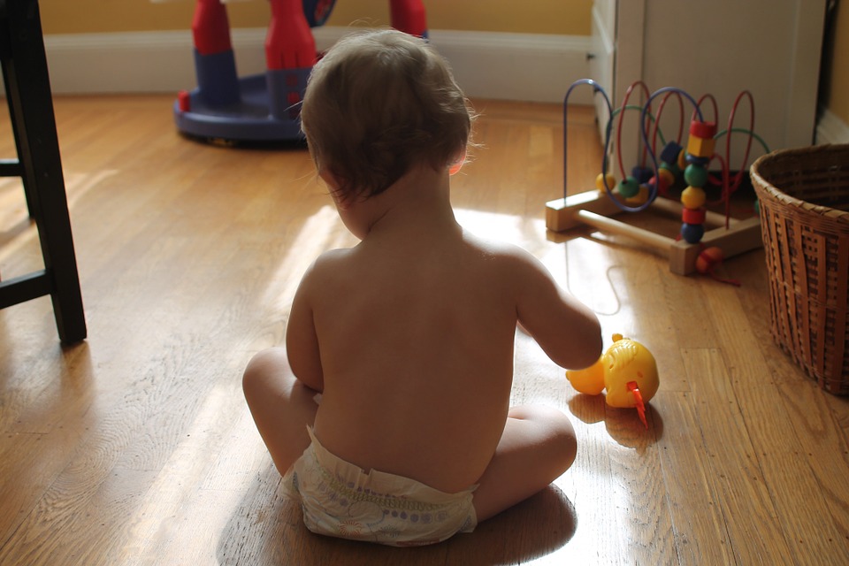 Les jouets de bébé ne sont pas tous clean attention